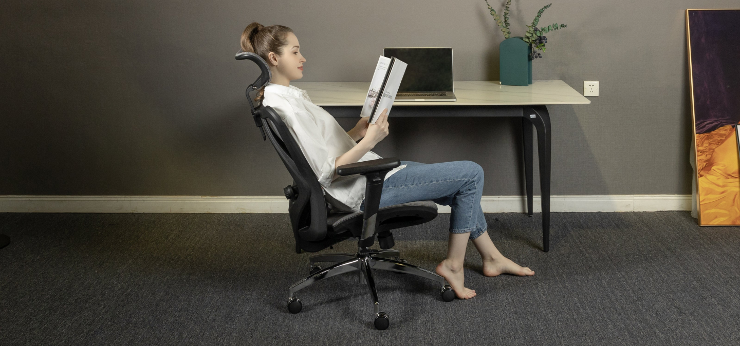 מנהלת מנסה כיסא מחשב לראות האם נוח